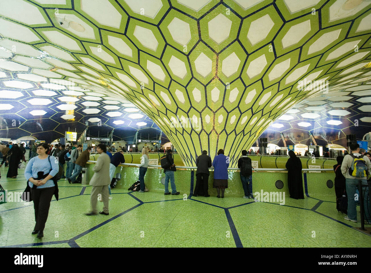 Im Inneren der Flughafen von Abu Dhabi Arabische Emirate Stockfoto