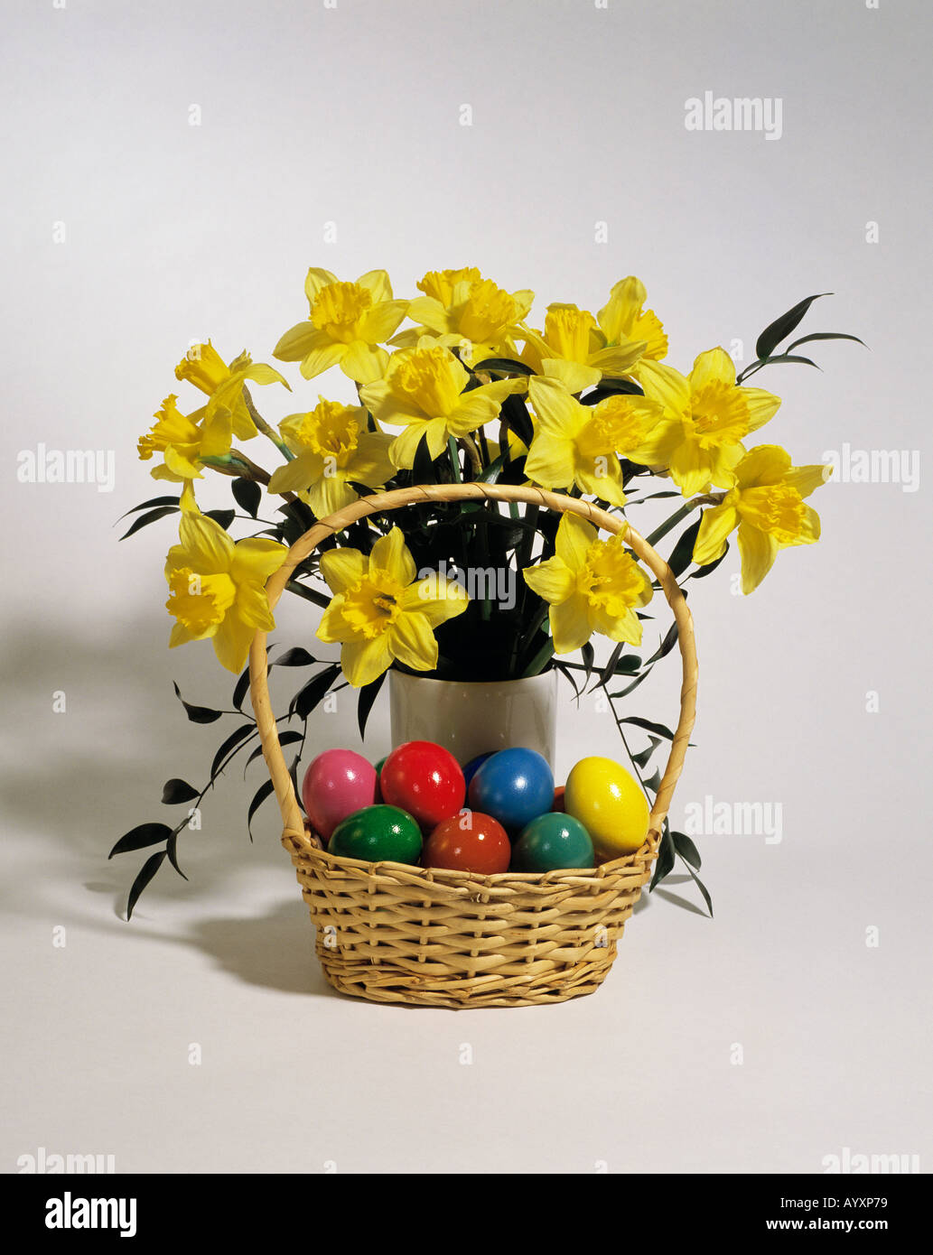 Feiertag, Feiertag, zu Ostern, Haufen von Narzissen, Narzisse, Blumen, Blumen, Pflanze, Pflanzen Leben, Flora, bunten Eiern in einen Korb, Ostereier, Symbol, Symbol, Symbolik Stockfoto