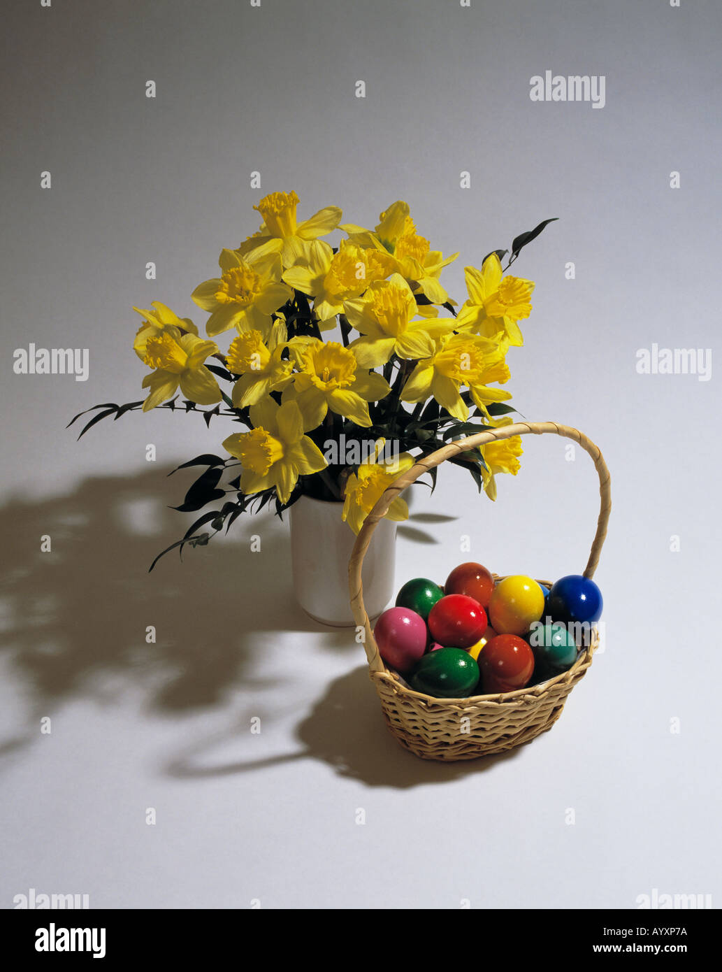 Feiertag, Feiertag, zu Ostern, Haufen von Narzissen, Narzisse, Blumen, Blumen, Pflanze, Pflanzen Leben, Flora, bunten Eiern in einen Korb, Ostereier, Symbol, Symbol, Symbolik Stockfoto