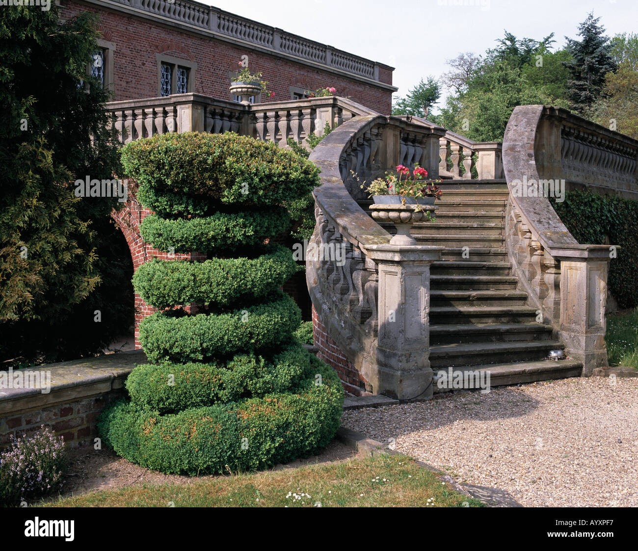Barocke Treppe, Zierbusch, Italienischer Garten bin Schloss Kalbeck in Uedem, Niederrhein, Nordrhein-Westfalen Stockfoto