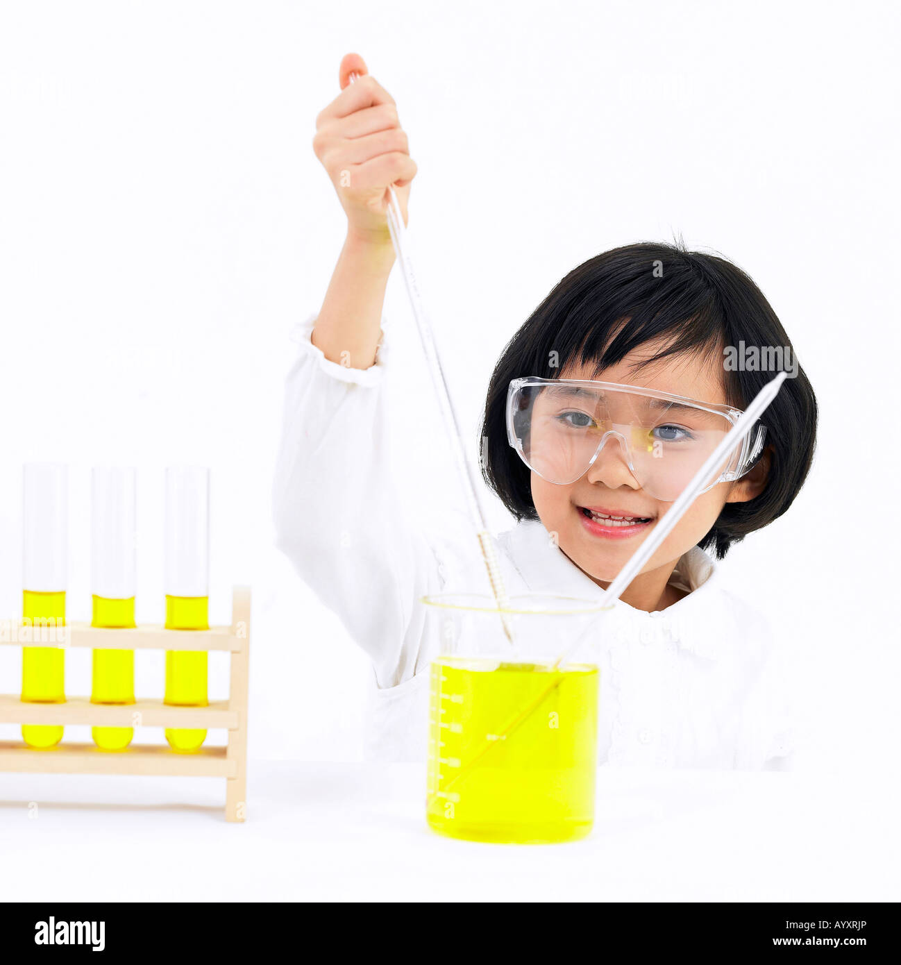 eine Studentin macht wissenschaftlichen experimentieren, indem ein Becherglas und Brunnen Füller Stockfoto