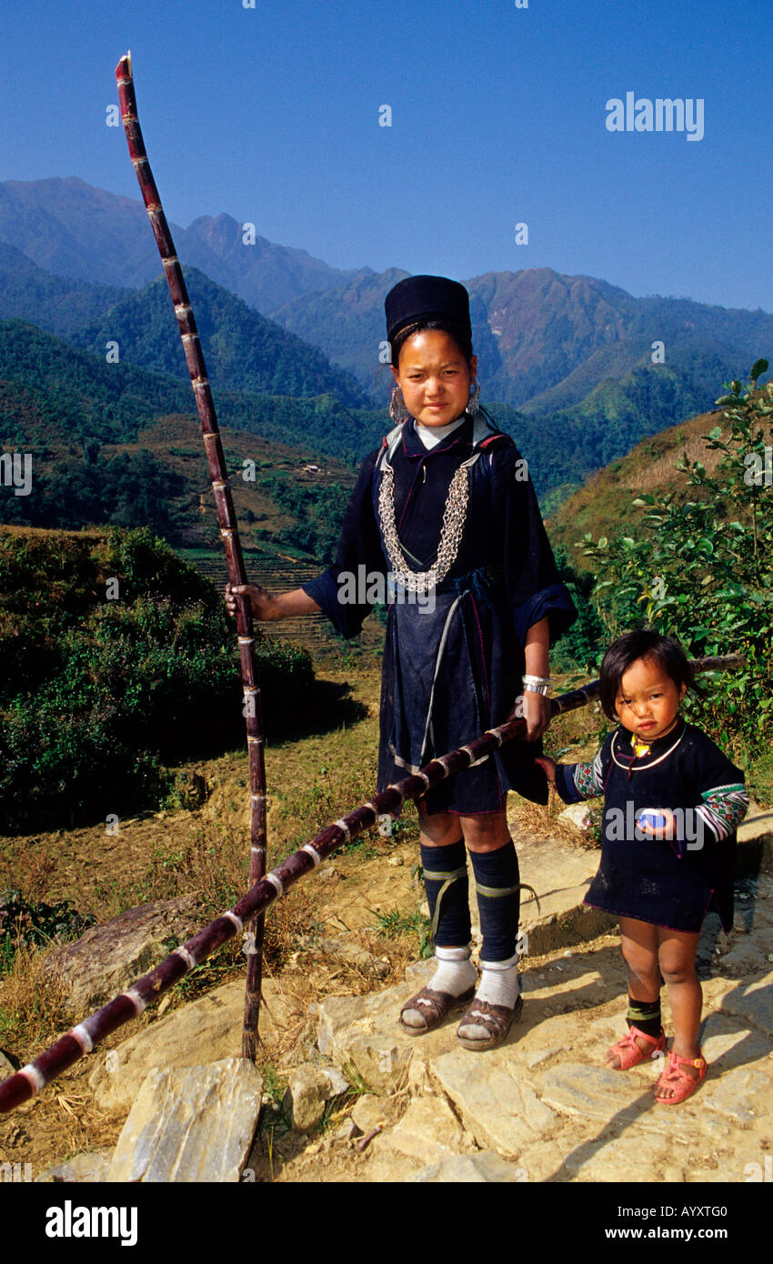 Schwarze h ' Mong Hill Tribe Frau und ein Kind mit Zuckerrohr Commig vom Markt Sapa. Sapa. Nord-West-Vietnam Stockfoto