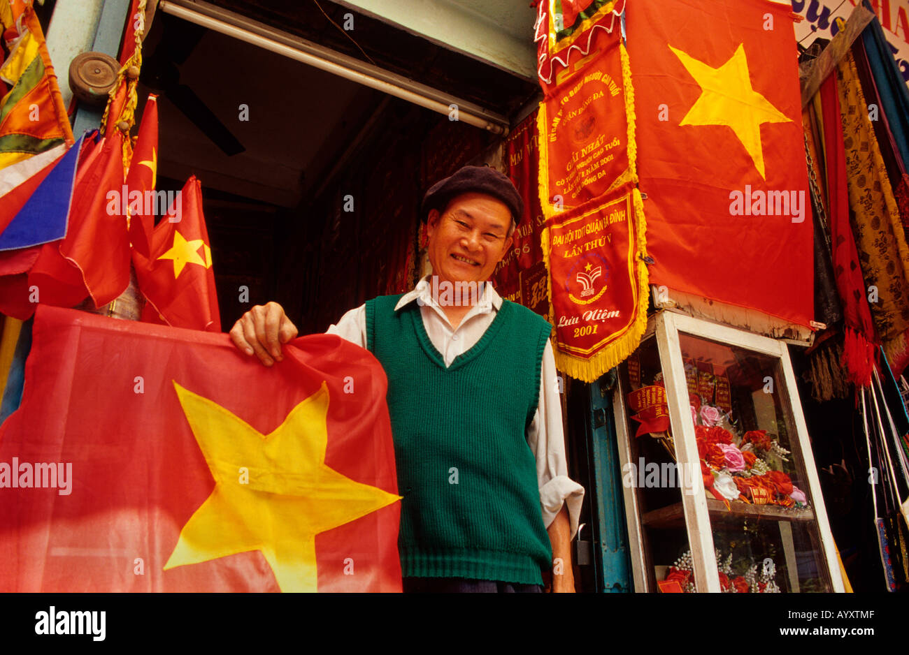 Vietnamesische Flaggen Verkäufer in seinem Geschäft. Hanoi. Nord-Vietnam Stockfoto