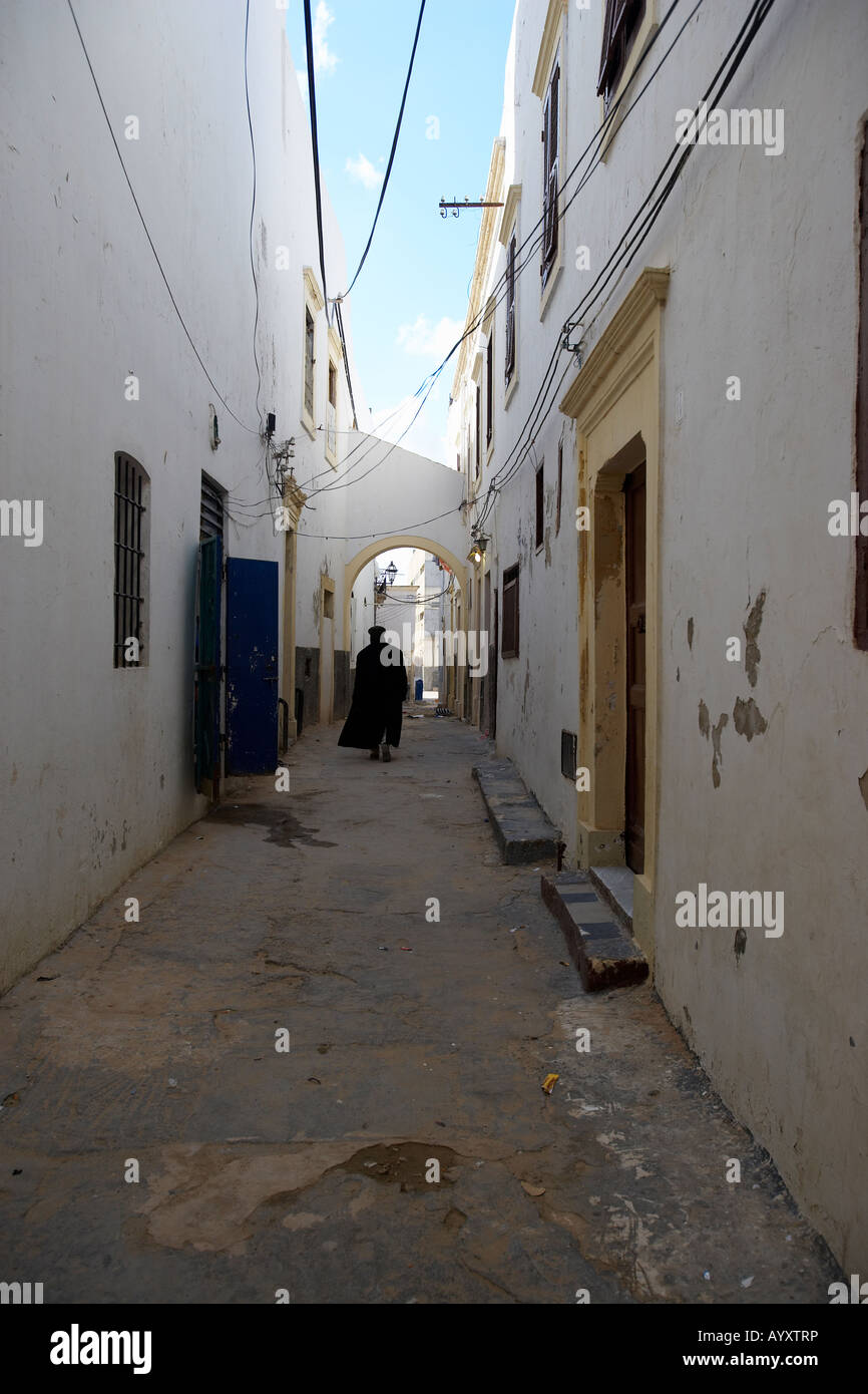 Lokale Bewohner entlang einer Gasse in Tripoli, Libyen Stockfoto