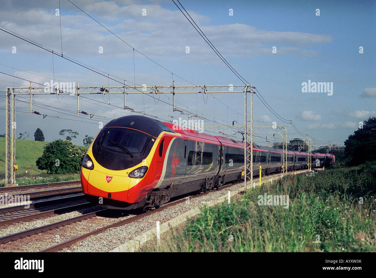 Jungfrau-Züge-Pendolino in nördlicher Richtung Virgin West Coast Service in der Nähe von Old Linslade Stockfoto