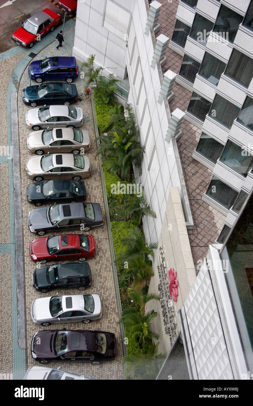 CHINESISCHE GEMACHTE AUTOS GEPARKT AUßERHALB DAS HARBOUR PLAZA METROPOLIS HOTEL IN KOWLOON, HONG KONG, CHINA Stockfoto