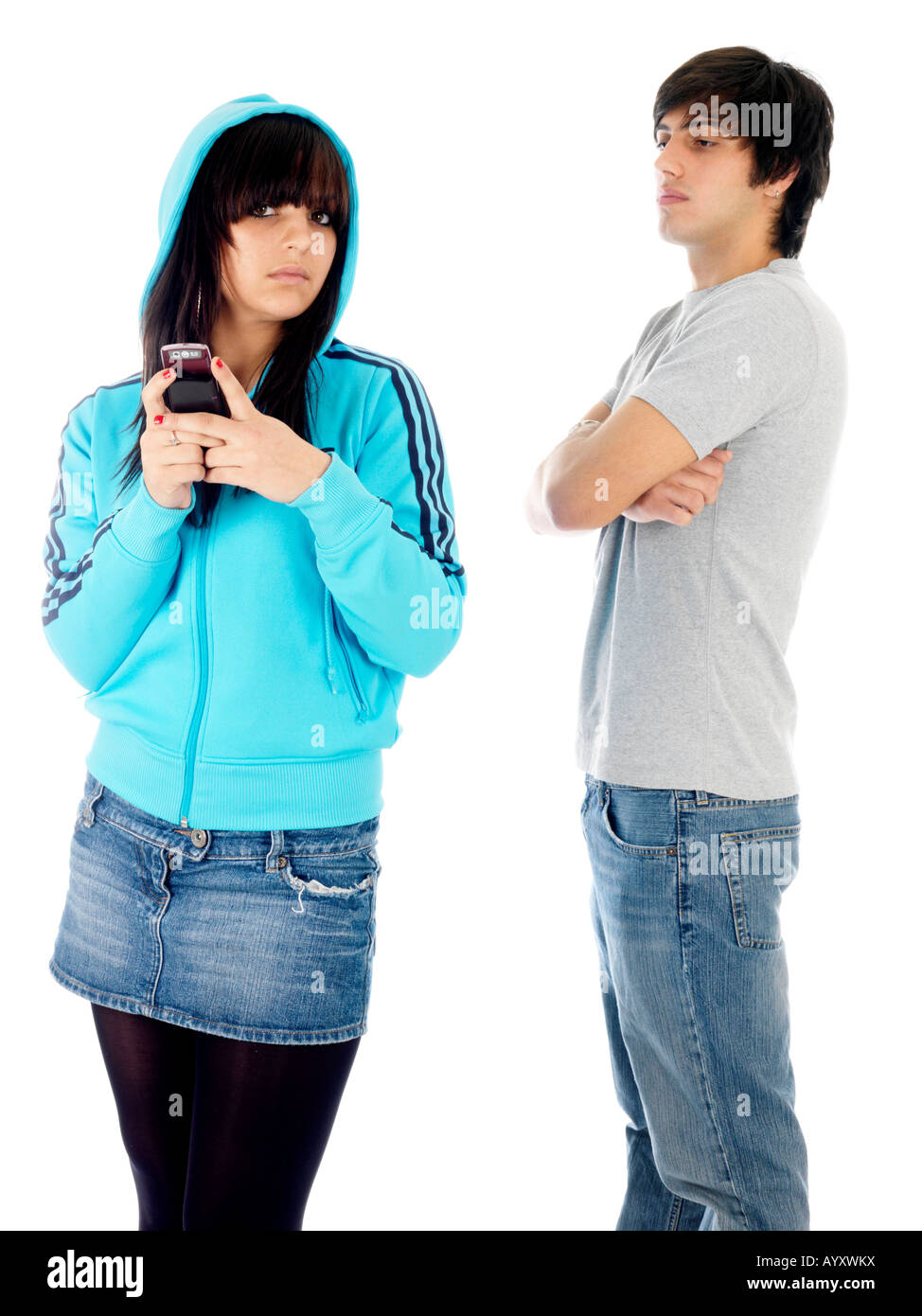 Junge Teenager Schüler paar Junge und Mädchen in einem ernsten College Beziehung isoliert gegen einen weißen Hintergrund mit einen Freistellungspfad Stockfoto
