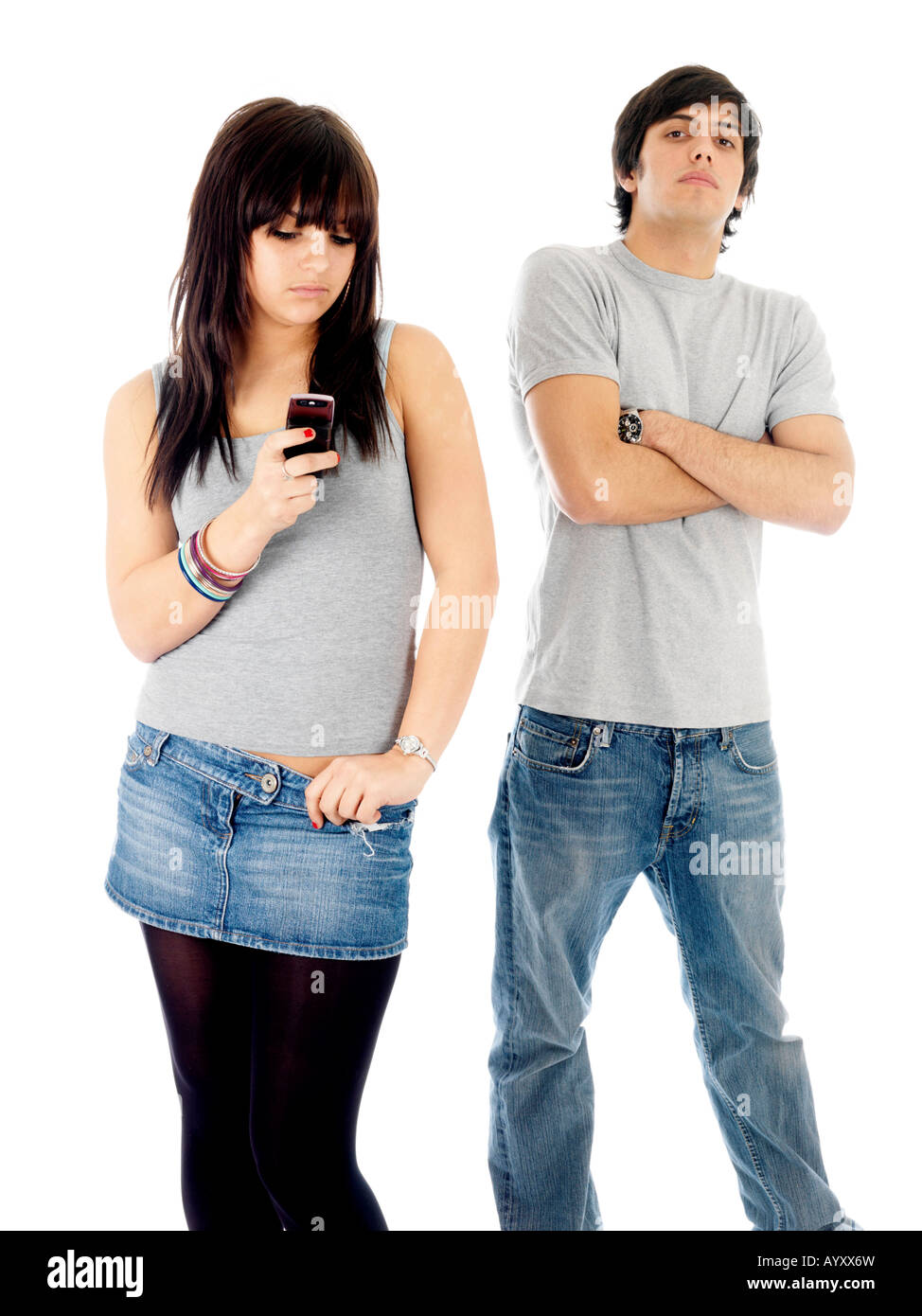 Junge Teenager Schüler paar Junge und Mädchen in einem ernsten College Beziehung isoliert gegen einen weißen Hintergrund mit einen Freistellungspfad Stockfoto