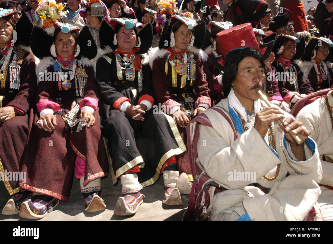 Porträt eines Ladakhi-Mannes in traditioneller Kleidung, der während des Ladakh-Festivals in Leh, Ladakh, Indien, eine Flöte spielt. Stockfoto