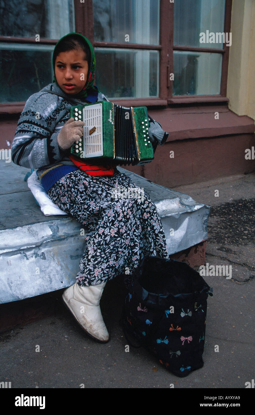 Junge Mädchen spielen und betteln im Zentrum von Moskau, Russland Stockfoto