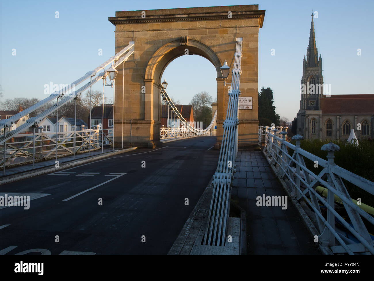 Marlow Straße Hängebrücke vom Südufer der Themse mit All Saints Church im Hintergrund Stockfoto