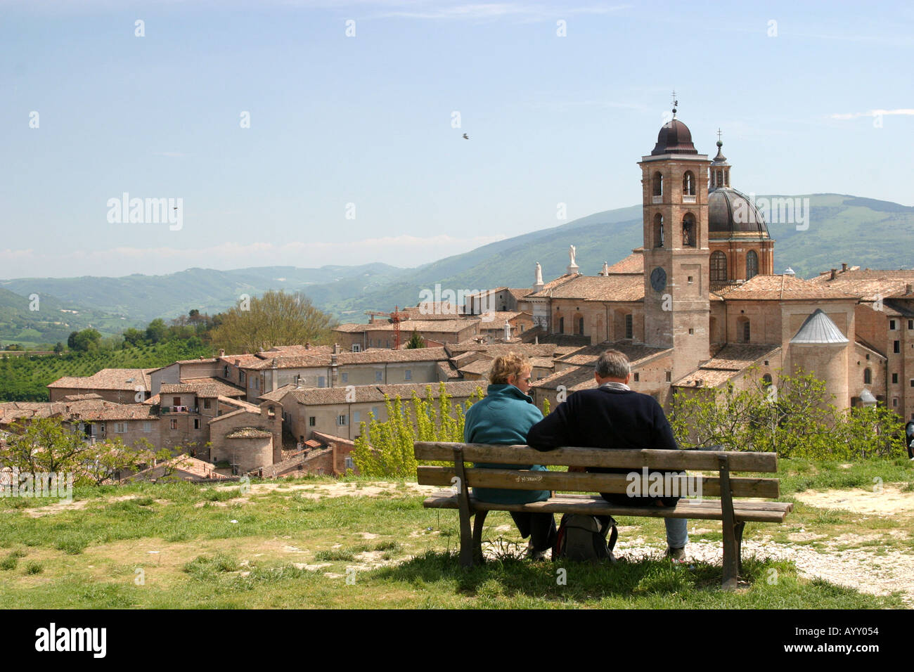 Touristischen paar sitzen auf einer Bank, Blick auf Urbino ist ein Renaissance-Stadt in Le Marche Italien Geburtsstadt des Malers Raphael Stockfoto