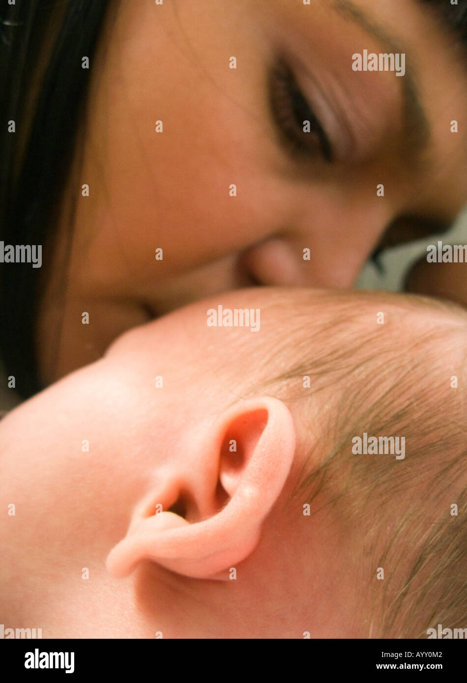 Ohr des Mädchens eine Woche alt Stockfoto