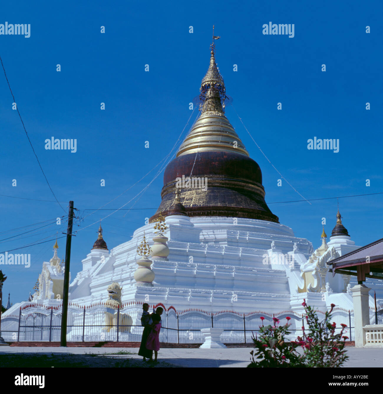 Das Stupa der Kuthodaw Pagode, Mandalay, Myanmar, Asien. Stockfoto