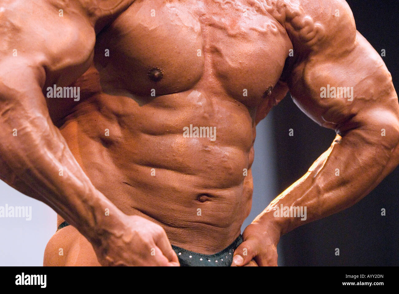 Detail von einem männlichen Bodybuilder während der Fitness-Messe FIBO in  Essen Deutschland Stockfotografie - Alamy