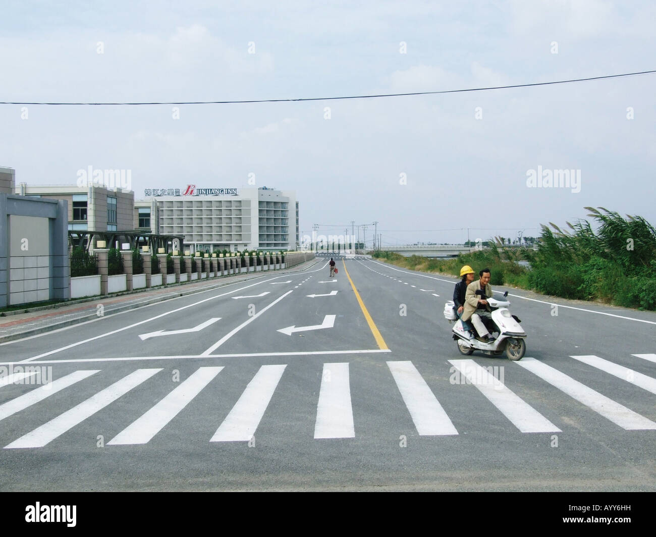 Menschen auf einer neu gebauten Straße in Lingang New City in der Nähe von Shanghai China Stockfoto