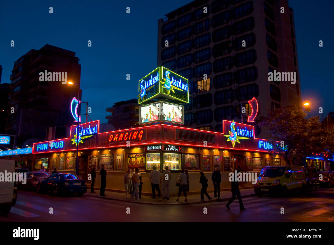 Leuchtreklamen locken Urlauber in die Bars und Kabaretts in Benidorm abgebildet ist Stardust Stockfoto