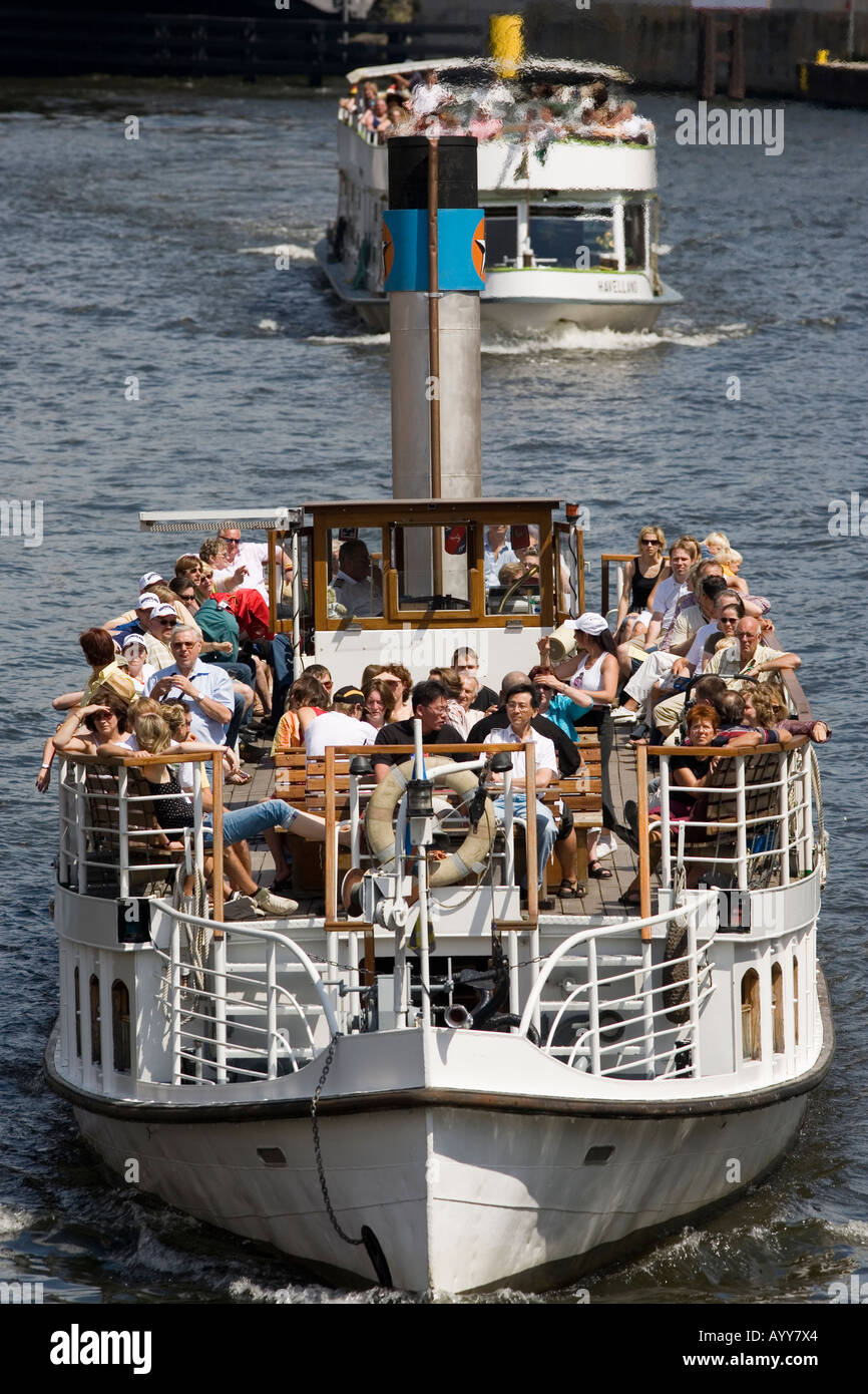 Ausflugsboote auf der Spree in Berlin Deutschland Juli 2006 Stockfoto