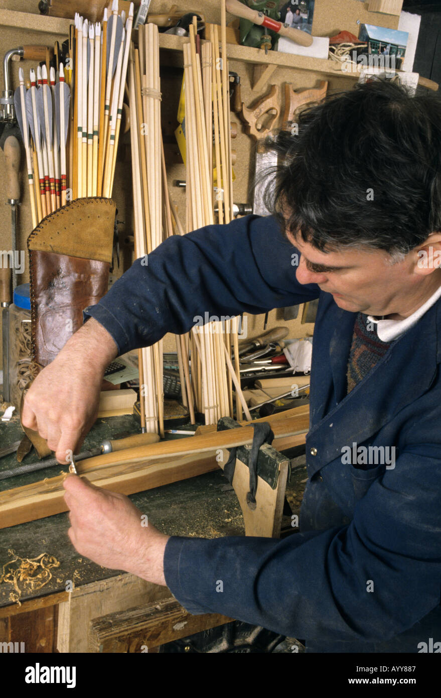 Pfeil und Bogen-Hersteller Christopher Boyton in seiner Werkstatt in Hayes Stockfoto