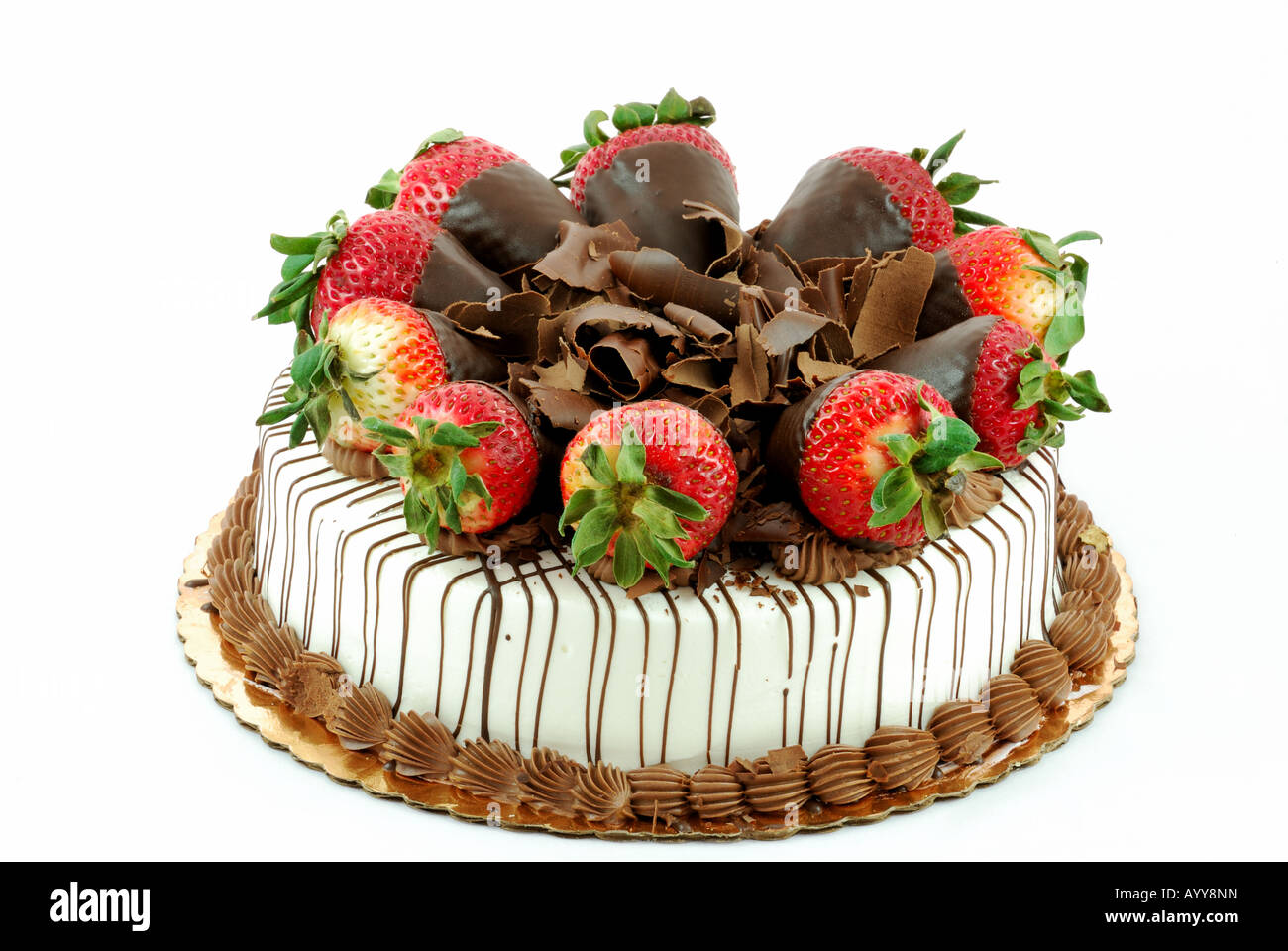 Vanille-Kuchen mit Erdbeeren und zerkleinerte Schokolade obendrauf mit Schokolade tropft hinunter die Seiten Stockfoto