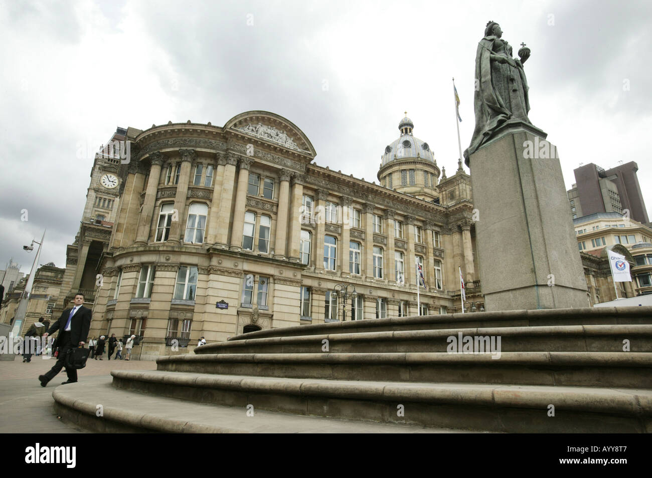 Victoria-Platz in Birmingham UK zeigt die Königin Victoria Statue und vor den Rat-Haus Stockfoto