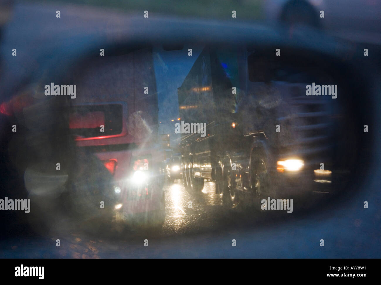 Verkehr reflektiert in einem Auto Flügel Spiegel auf der Autobahn M6 in einer regnerischen Nacht in der Nähe von Manchester UK Stockfoto