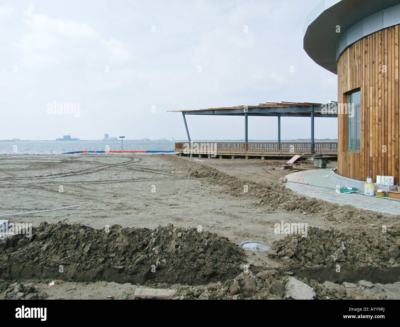 Eine Baustelle auf der Küste von Wasser Drop Lake Lingang New City in der Nähe von Shanghai China Stockfoto