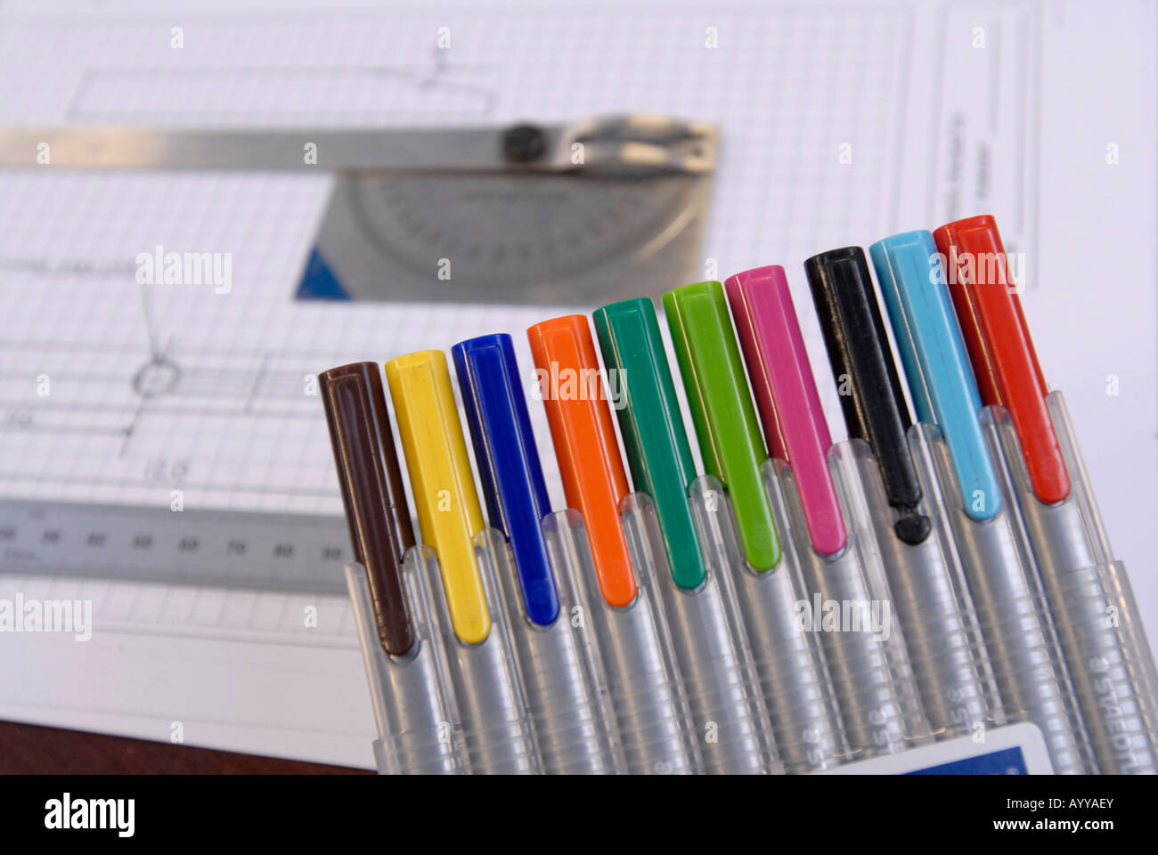 Nahaufnahme von farbigen Zeichenräume Stifte mit Ingenieure technische Zeichnungen Stockfoto