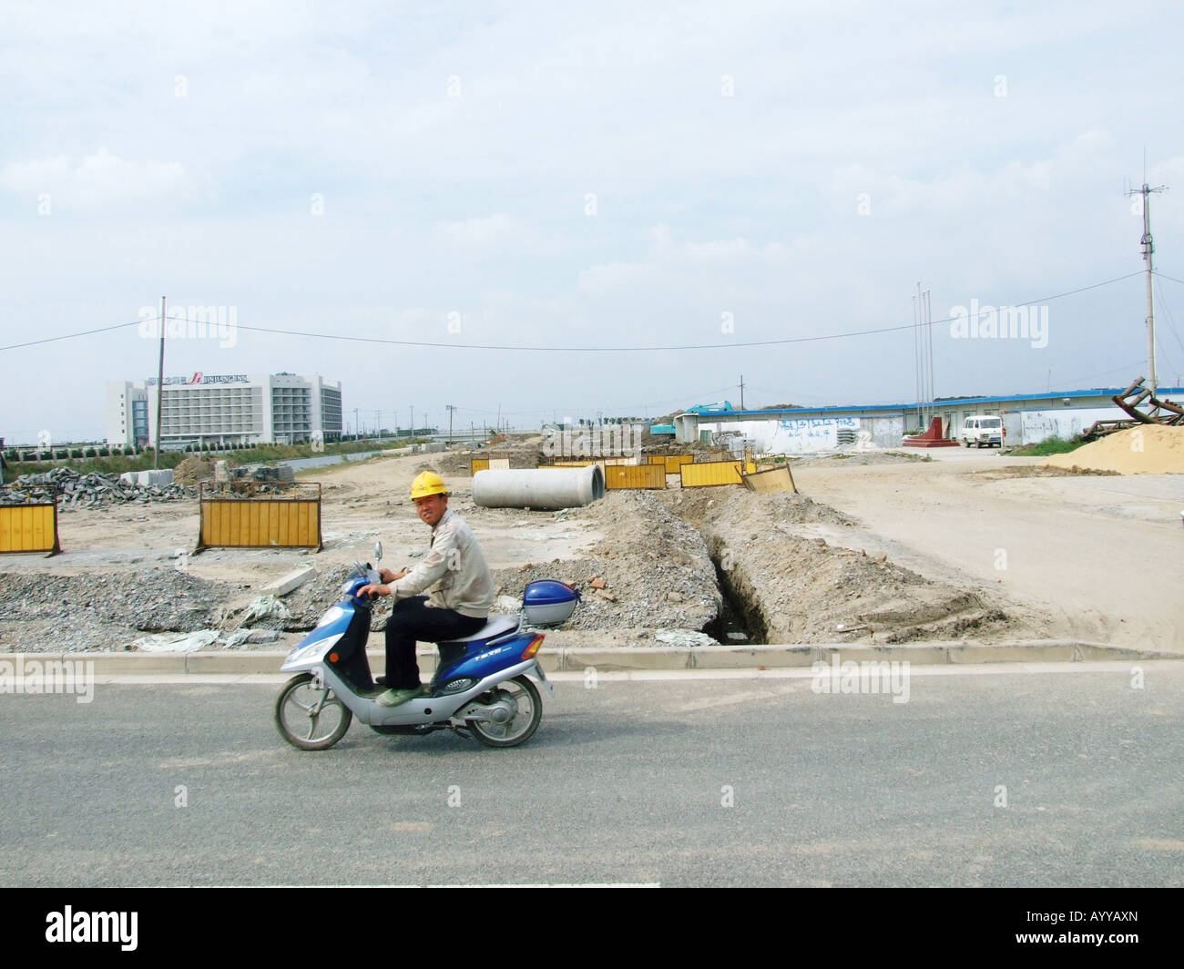 Ein Mann fährt auf einem Motorrad in Lingang New City in der Nähe von Shanghai China Stockfoto