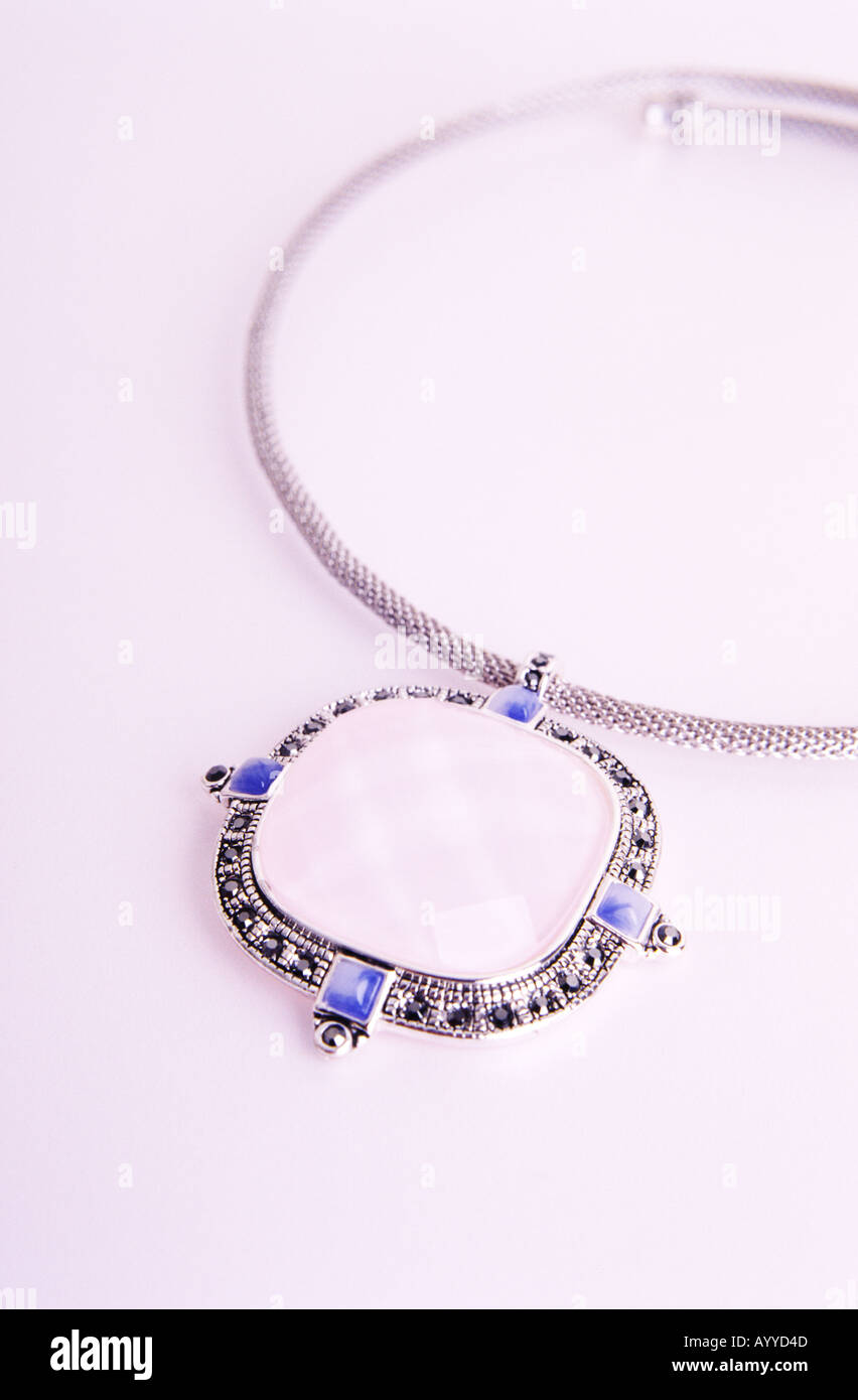 Silber Metall und Stein Anhänger auf schlanken Hals Halsband eleganten Schmuck Stockfoto