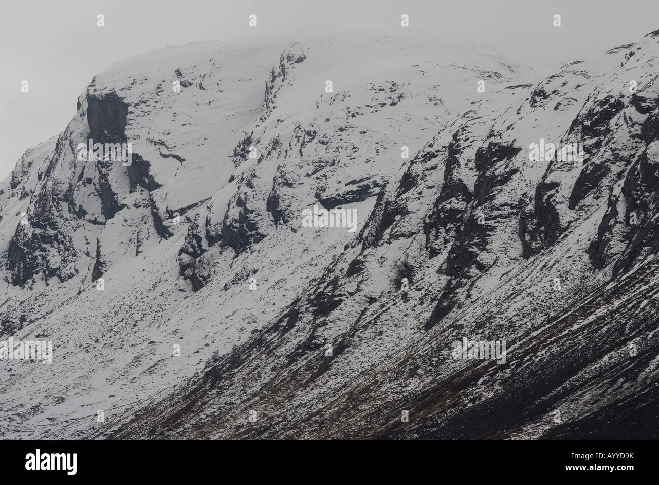 Dramatische überdachte Schneeberg auf Alladale Estate, Schottland Stockfoto