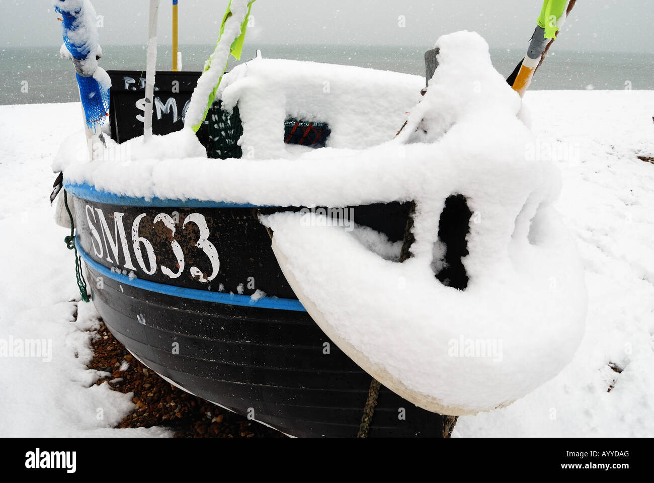 Angelboot/Fischerboot mit Schnee bedeckt Stockfoto