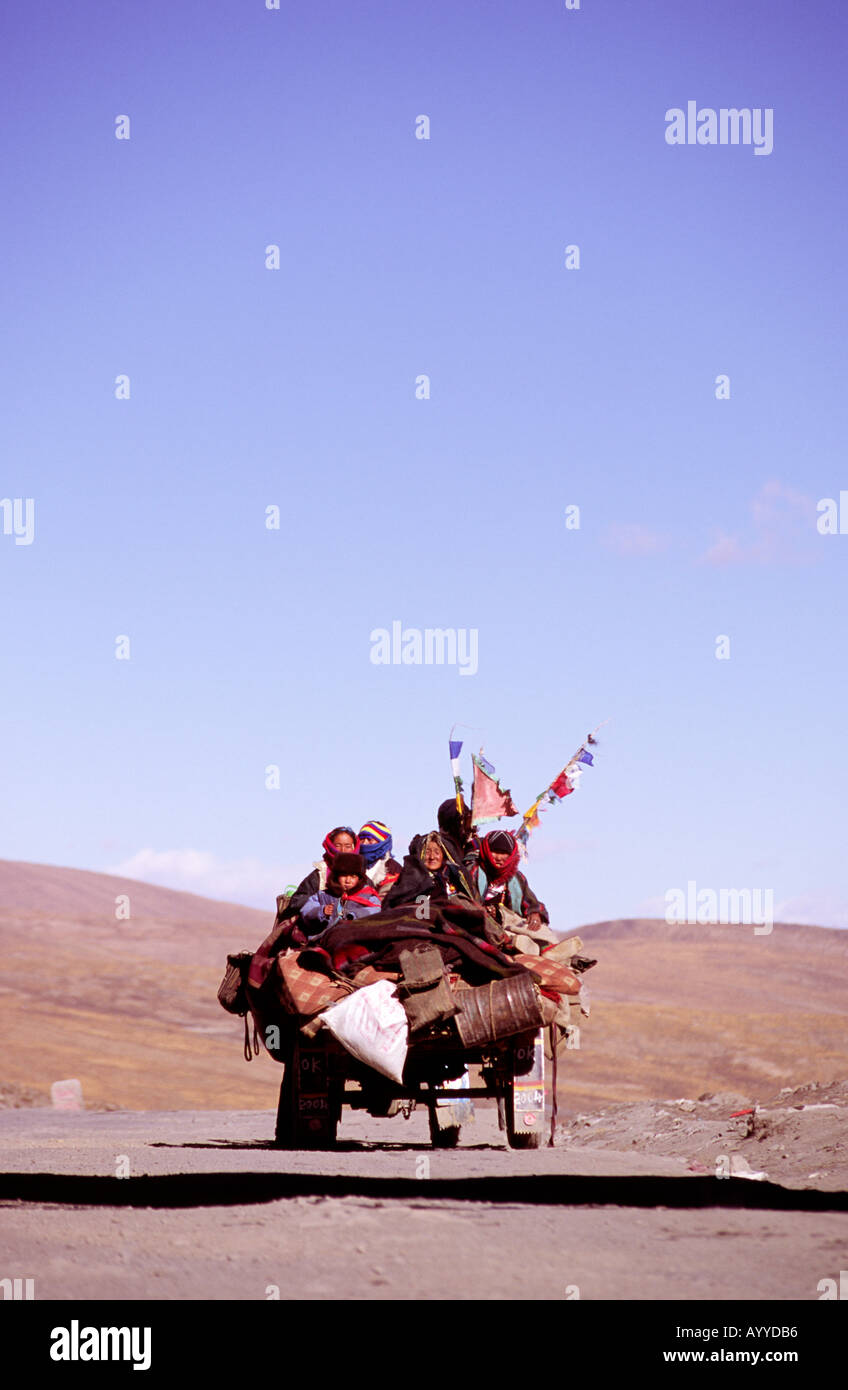Sehr voll geladenen Pferd und Wagen auf der staubigen Landstraße klarer blauen Taghimmel Tibet China Asien Stockfoto