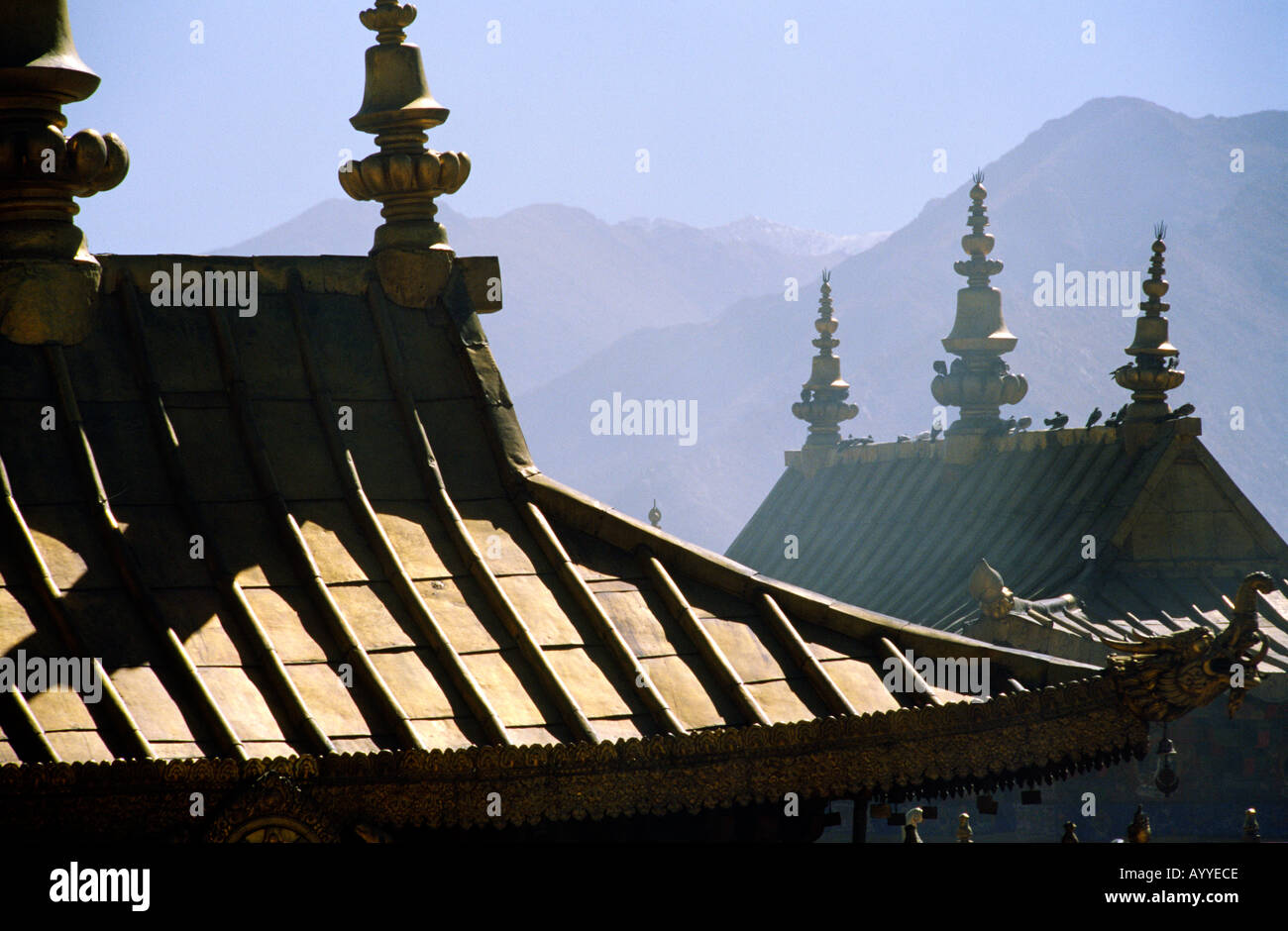 Ornamentale Dach des Jokhang-Tempel an einem dunstigen Morgen Lhasa Tibet China Asien Stockfoto