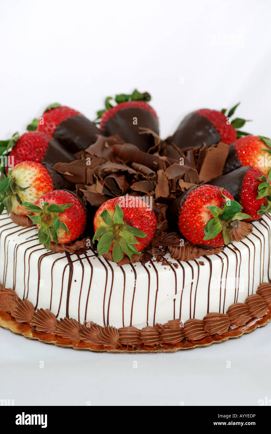 Vanille-Kuchen mit Erdbeeren und zerkleinerte Schokolade obendrauf mit Schokolade tropft hinunter die Seiten Stockfoto