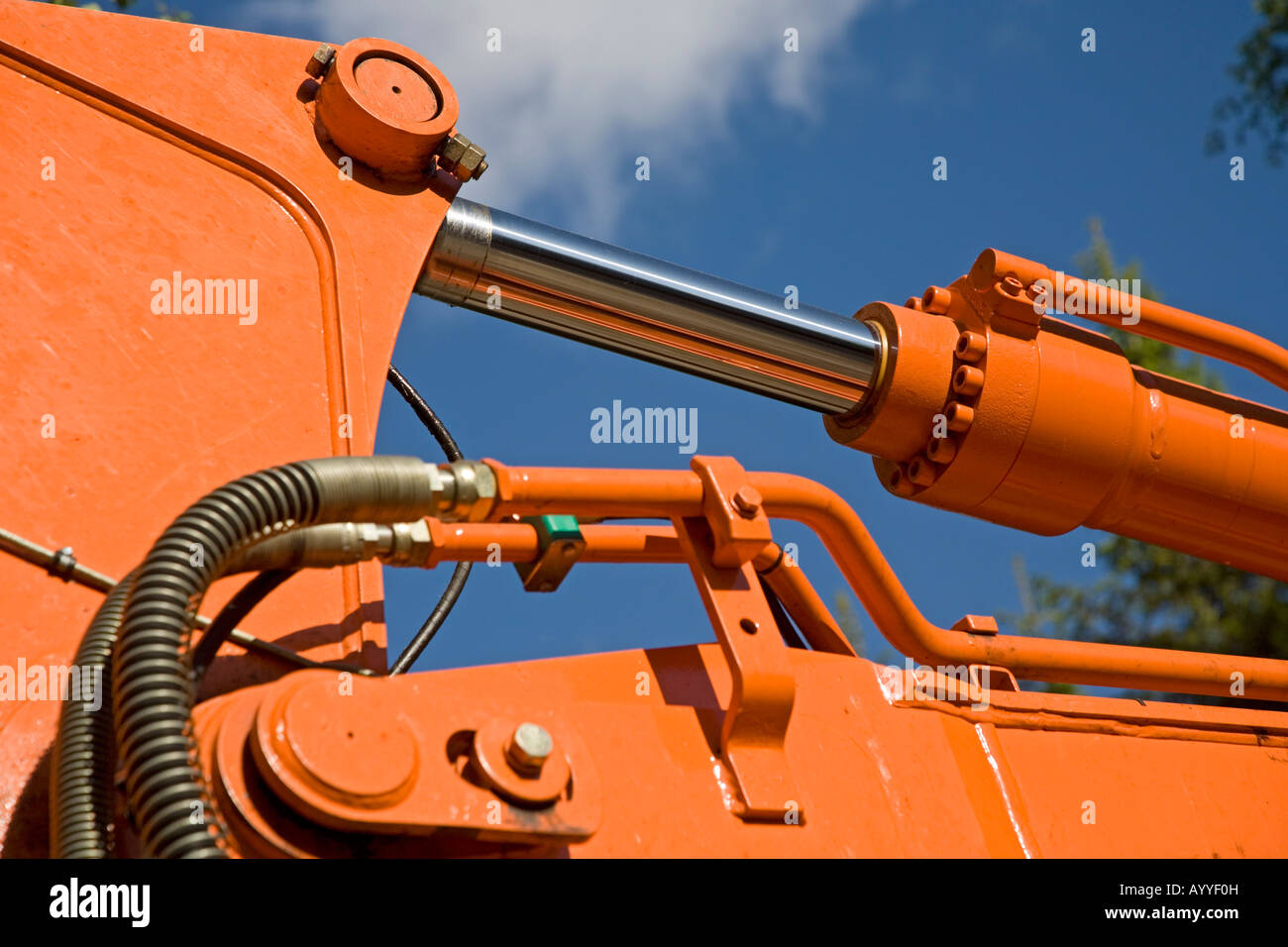 Nahaufnahme der Hydraulik-Rohre und die hydraulische Boom Antrieb ...