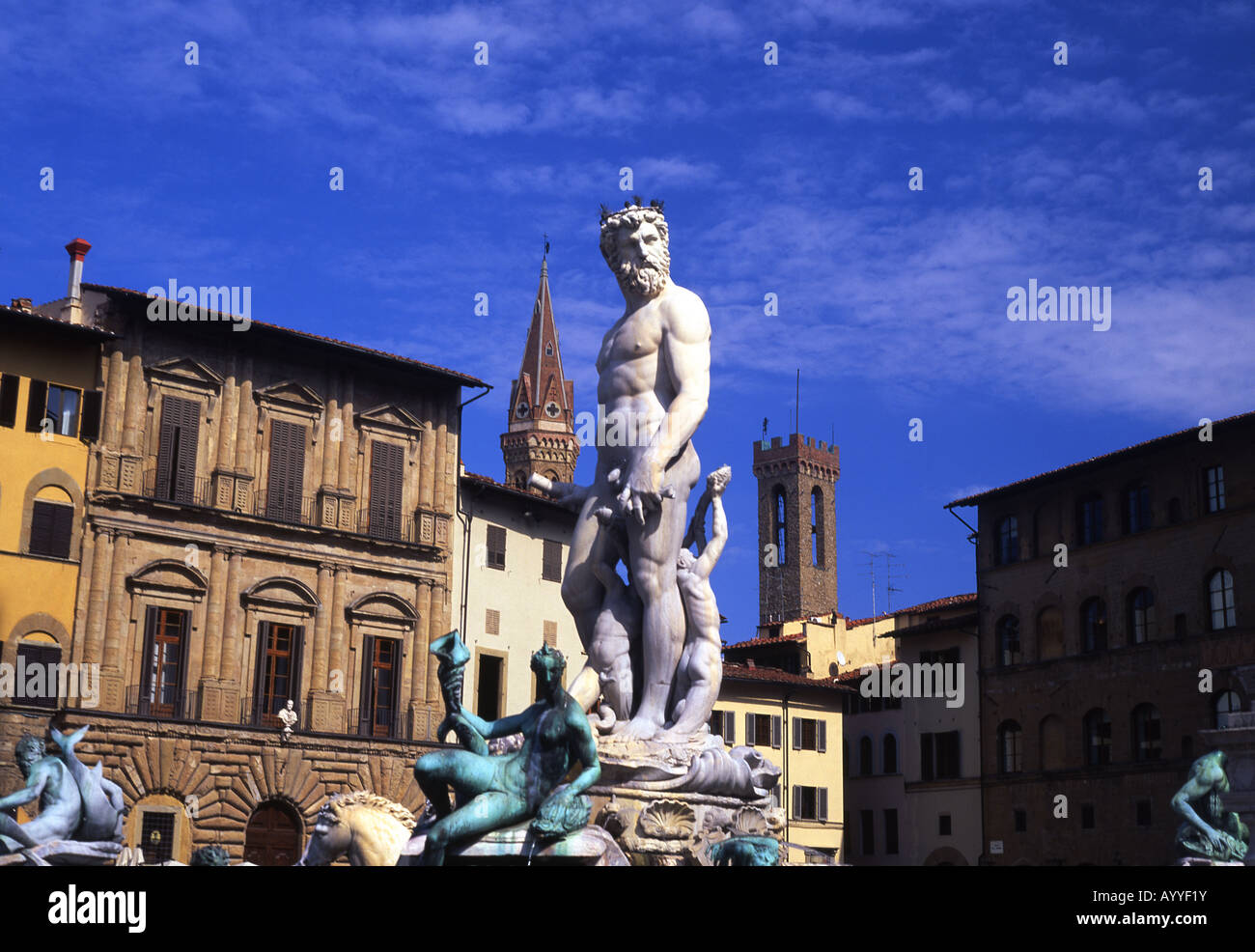 Ammaniati des Neptun-Statue und Brunnen Piazza della Signoria Badia Fiorentina und Bargello Türme im Hintergrund Florenz Stockfoto