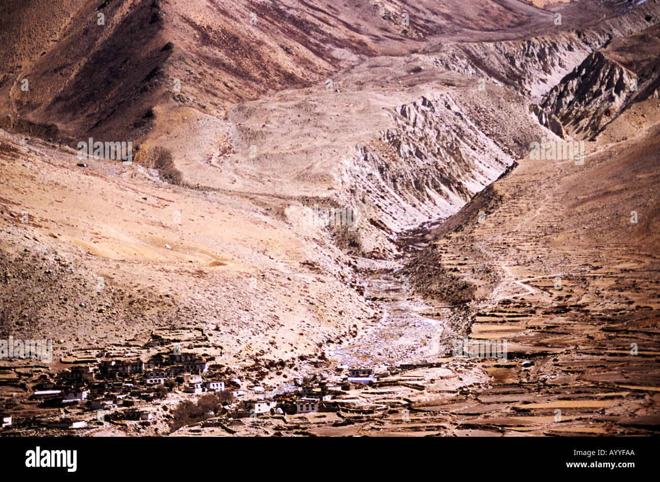 Wilder Fluss sich schlängelnden Thro Süden tibetischen Tal felsigen Flussbett während der Trockenzeit Stockfoto