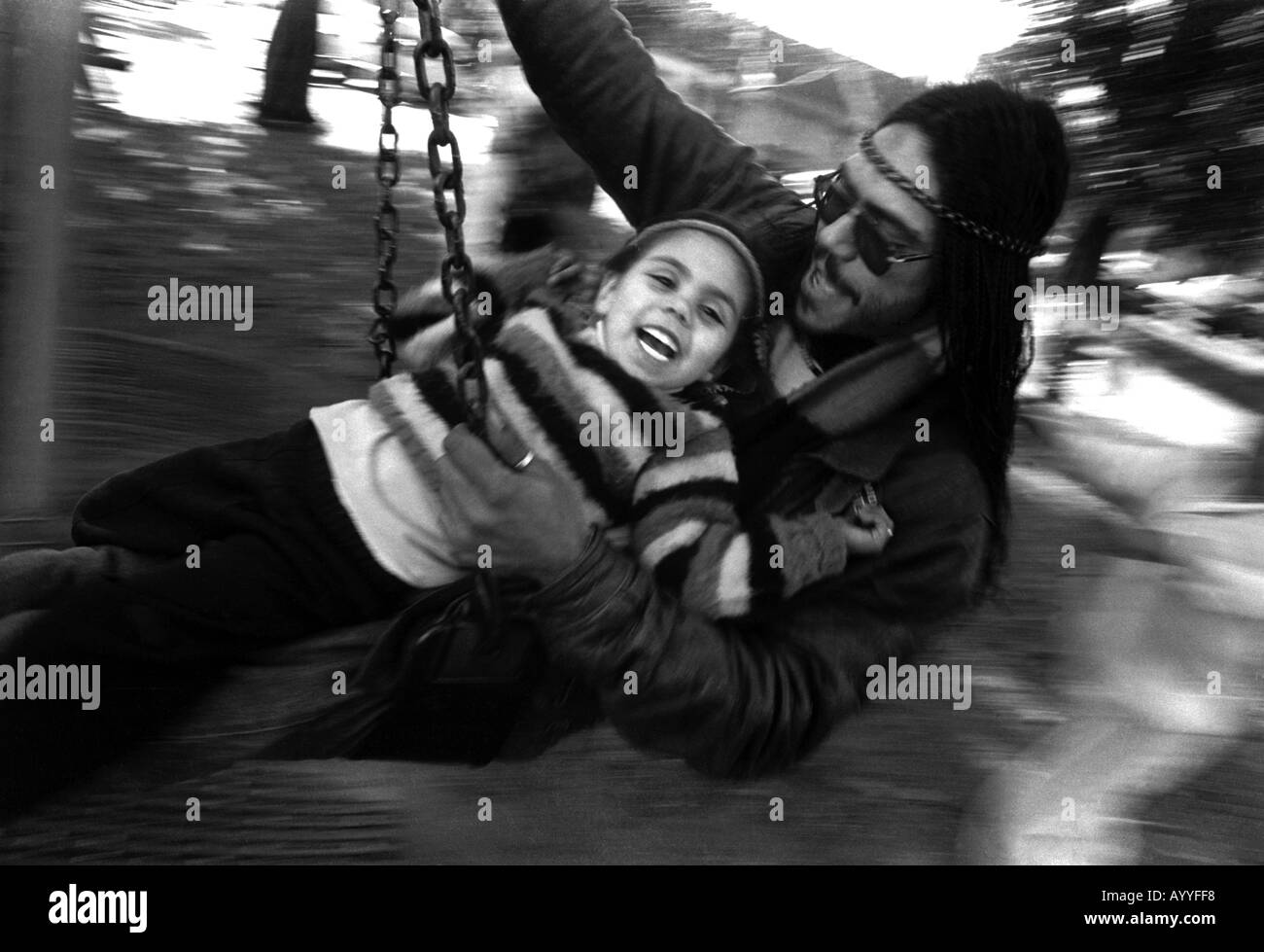 Ein australischer Aborigines Vater und Tochter auf Schaukel in Sydney Australia Stockfoto