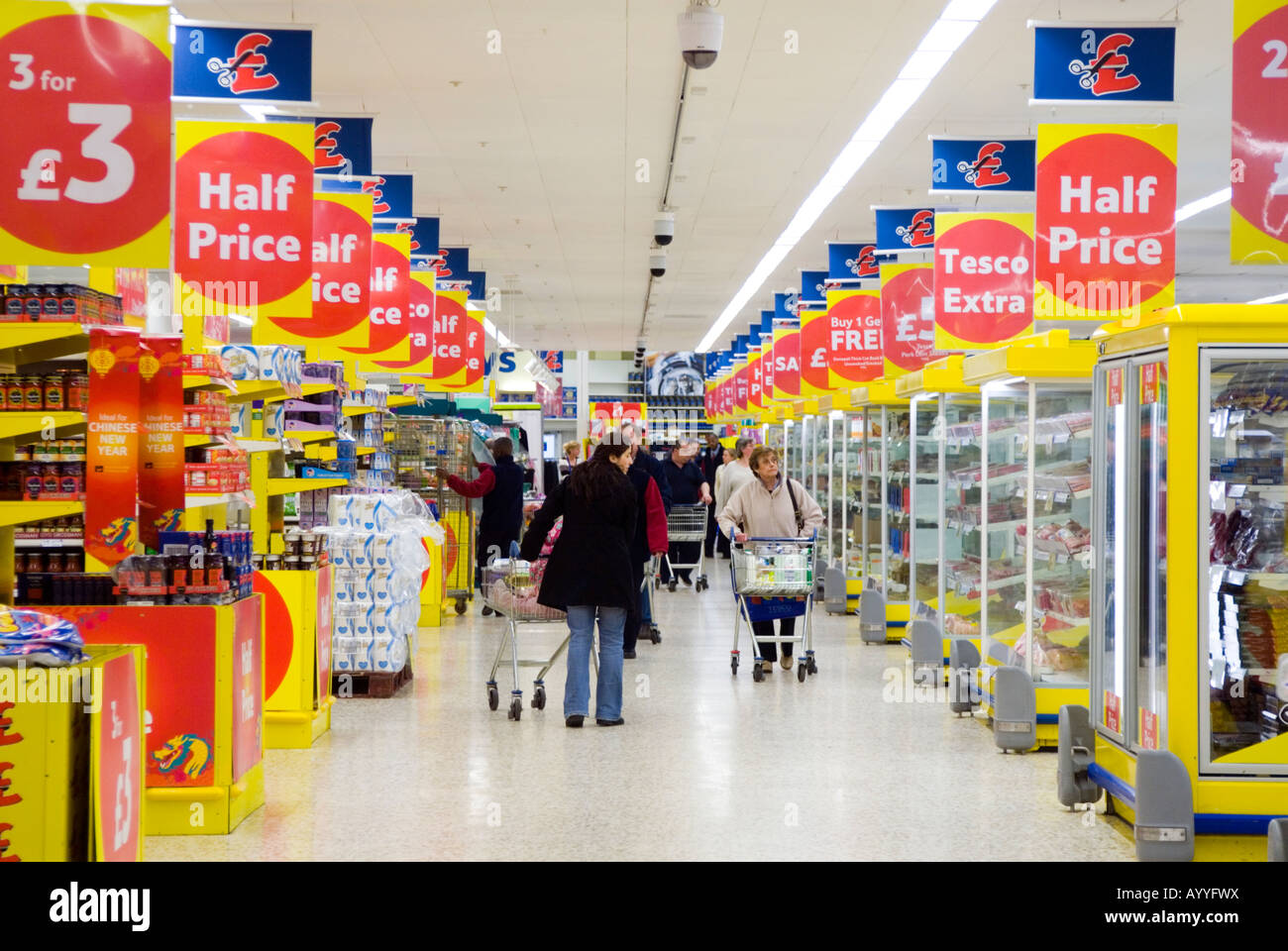 Spezielles Angebot anmeldet Tesco Extra Supermarkt Gang, UK Stockfoto