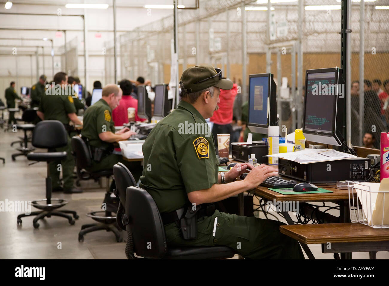 US Border Patrol Agenten verarbeiten verhaftete Migranten, die angeblich die Grenze von Mexiko illegal überschritten Stockfoto