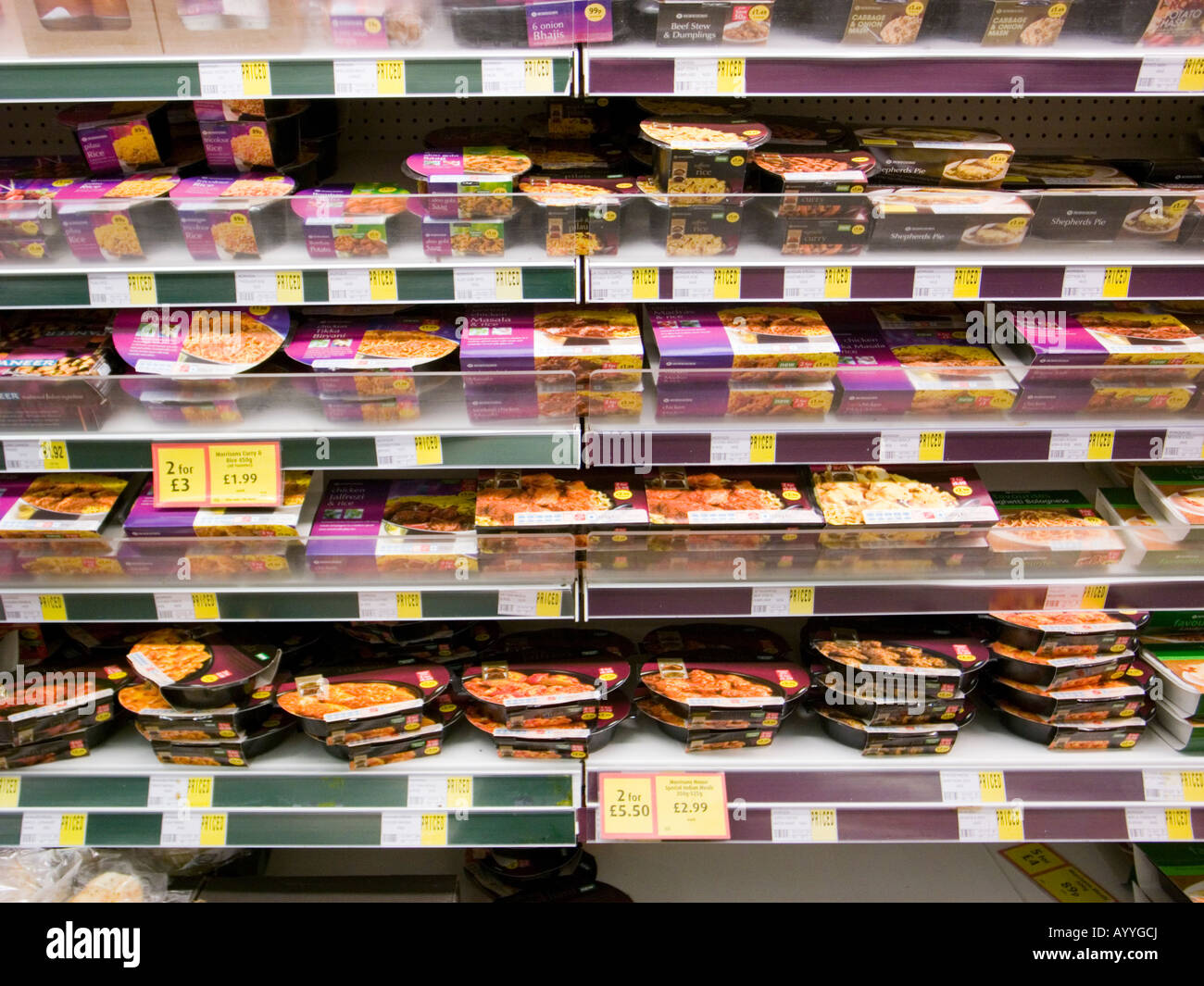 Fertiggerichte in den Supermarktregalen Morrisons England UK Stockfoto