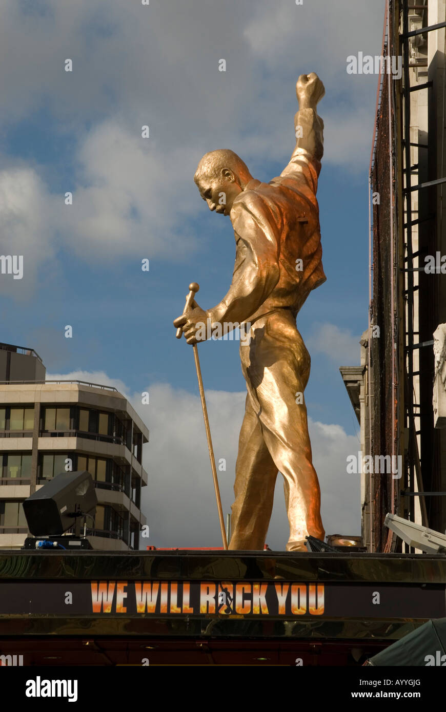 Statue von Freddie Mercury auf Dominion Theatre für die We Will Rock You Musical basiert auf den Songs von Queen London England UK Stockfoto