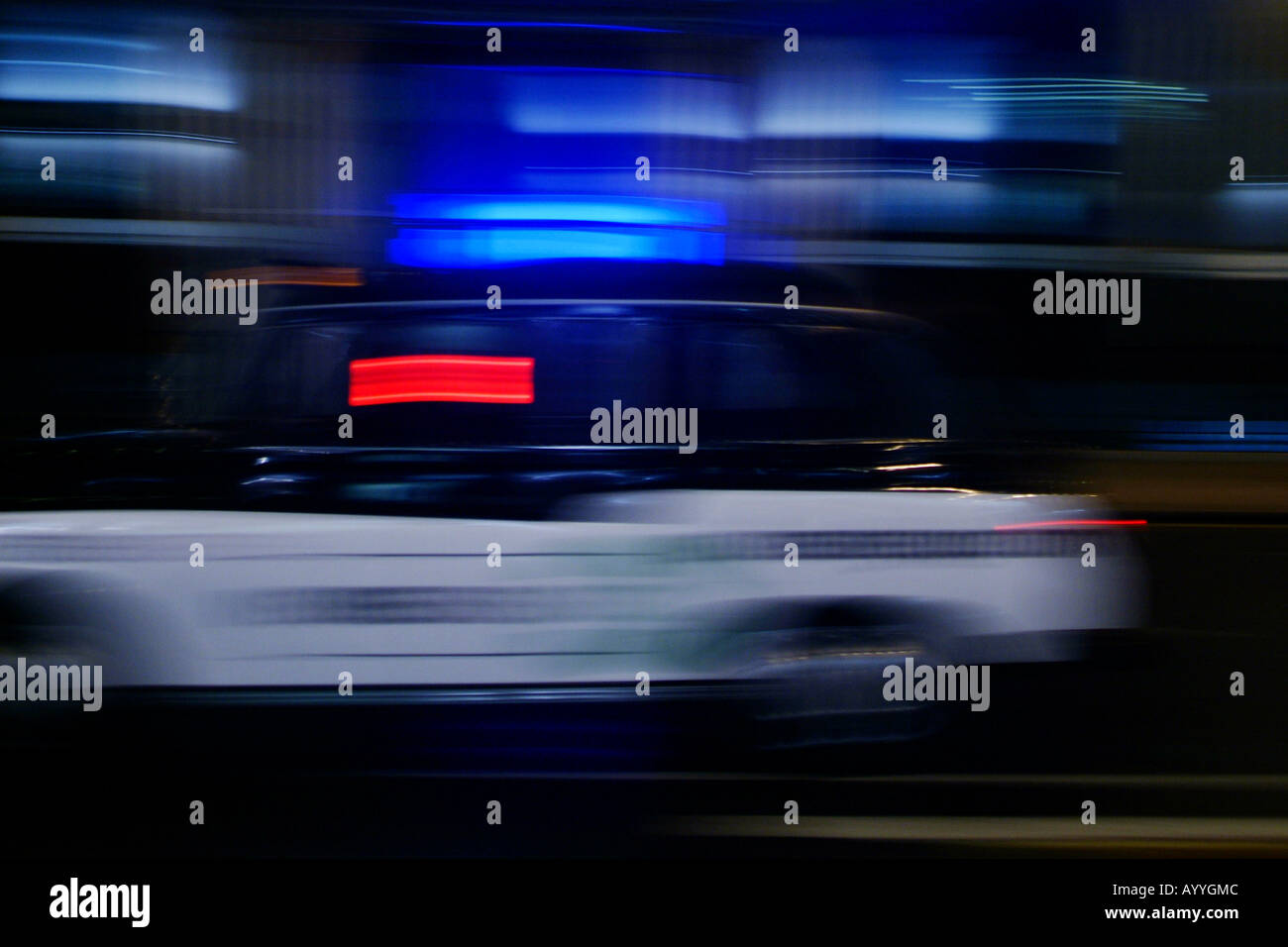 Ein London-Taxi fährt durch die Straßen von London bei Nacht Stockfoto