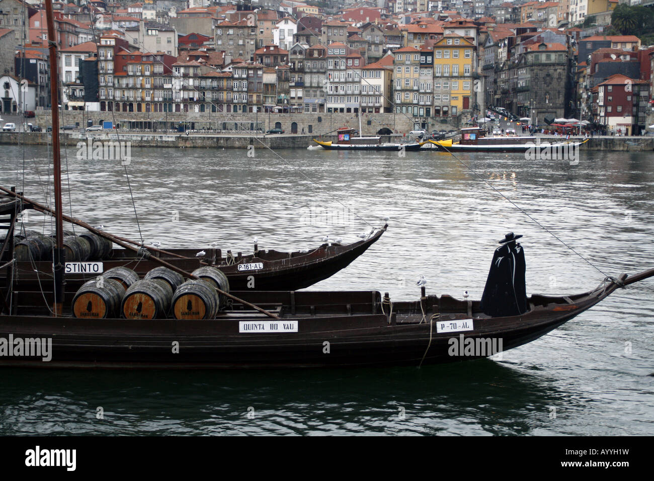 Klassische Ansicht von Porto Wharfside des Flusses Douro entnommen. Sandeman Sherry Boot steht im Vordergrund. Stockfoto