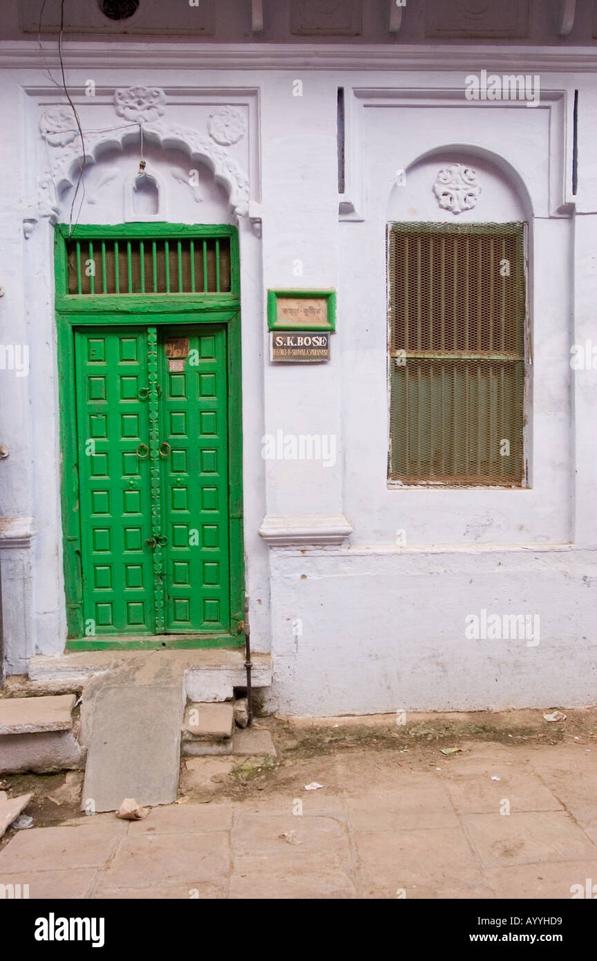 Traditionellen indischen Stil nach Hause Eingang mit Bass Reliefs und grüne Tür Varanasi Uttar Pradesh, Indien Stockfoto