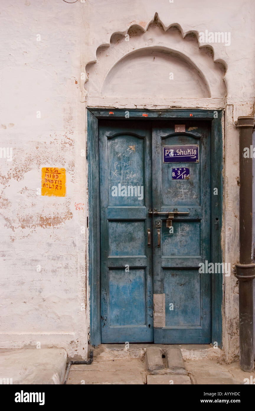 Traditionellen indischen Stil nach Hause Eingang mit Bass Reliefs und blaue Tür Varanasi Uttar Pradesh, Indien Stockfoto