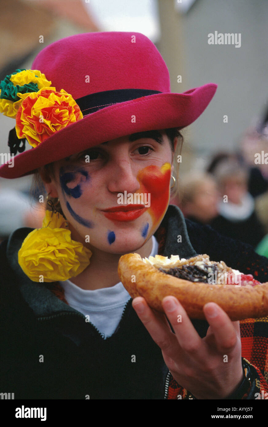 Junge Frau isst traditionelle tschechische Kuchen während der Feierlichkeiten der traditionellen Winterkarneval Stockfoto