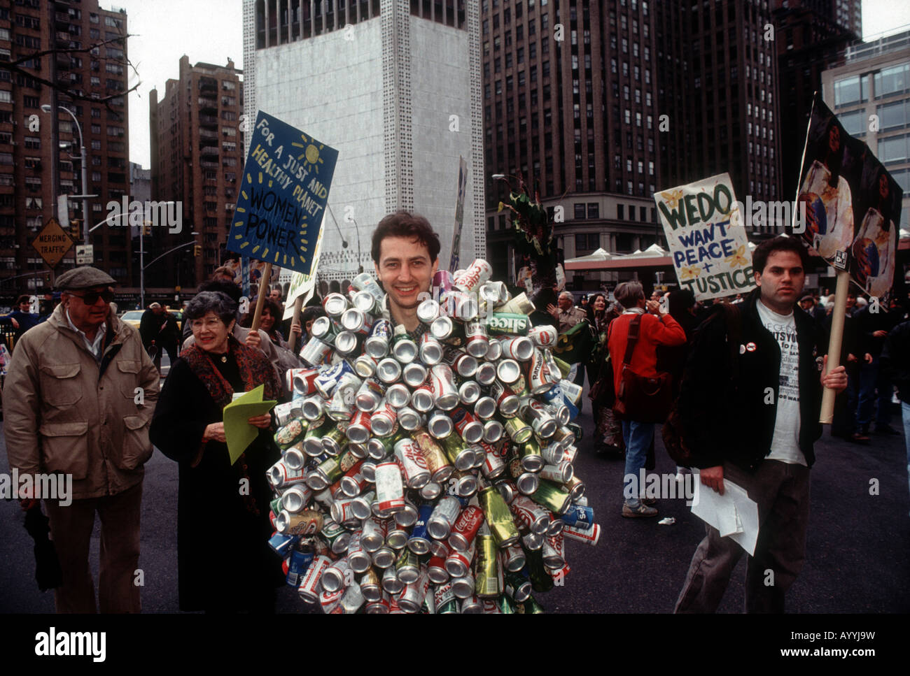 Kann Kleider oben in einem recycling-Kostüm bei einer Earth  Day-Veranstaltung in New York City Mann Stockfotografie - Alamy