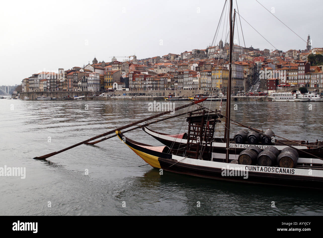 Die klassische Ansicht von Porto entnommen Wharfside auf den Fluss Douro, Portugal Stockfoto
